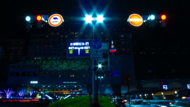 El lapso de tiempo nocturno en el cruce en Kyoto tiro medio — Vídeo de stock