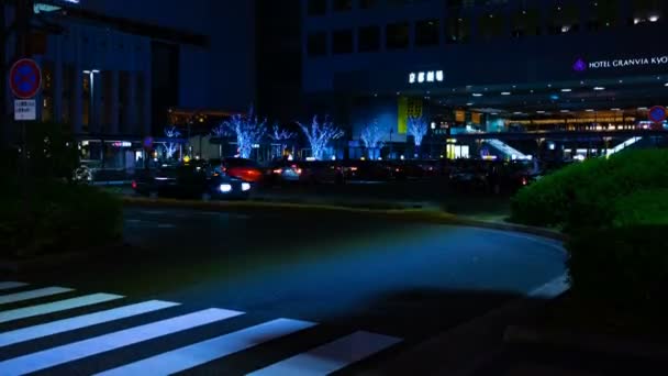 Zeitraffer in der Nacht an der Kreuzung in Kyoto Mitte Schuss — Stockvideo