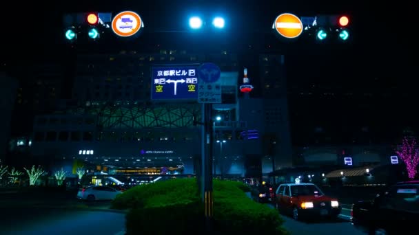 Noční časová prodleva na křižovatce v Kjótu uprostřed záběru — Stock video