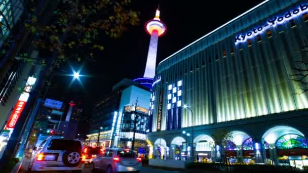 El lapso de tiempo nocturno detrás de la torre de televisión en Kyoto — Vídeos de Stock