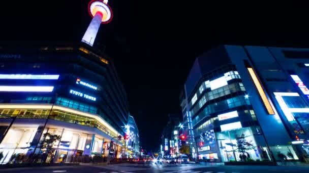 Zeitraffer in der Nacht hinter dem Fernsehturm in Kyoto — Stockvideo