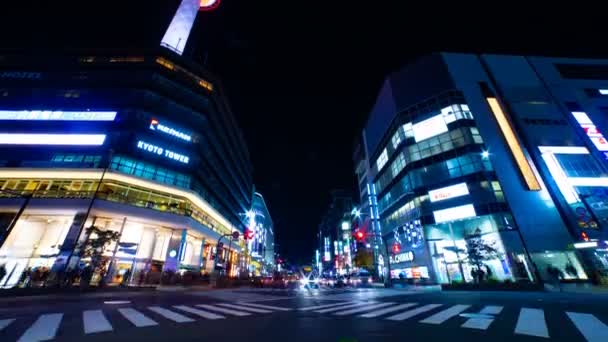 Nattetid förfaller bakom TV-tornet i Kyoto — Stockvideo
