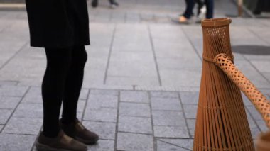 Gion Kyoto 'daki eski moda sokakta yürüyen insanlar.