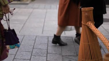 Gion Kyoto 'daki eski moda sokakta yürüyen insanlar.