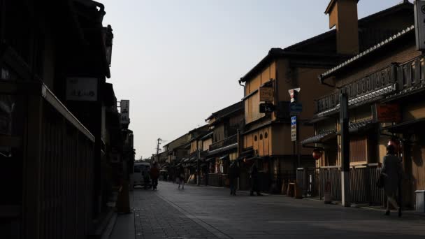 Staromodna ulica w tradycyjnym centrum miasta w Gion Kioto — Wideo stockowe