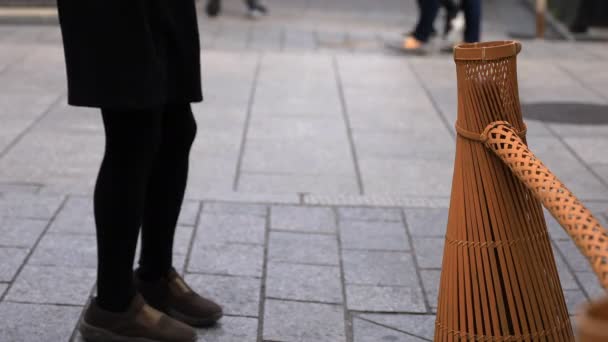 Spaziergänger auf einer altmodischen Straße in Gion Kyoto — Stockvideo