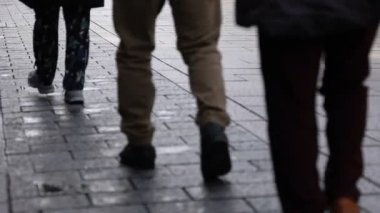 Gion Kyoto 'daki eski moda sokakta yürüyen insanlar.