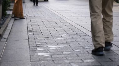 Gion Kyoto 'daki eski moda sokakta yürüyen insanlar.