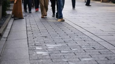 Gion Kyoto 'daki eski moda sokakta yürüyen insanlar.