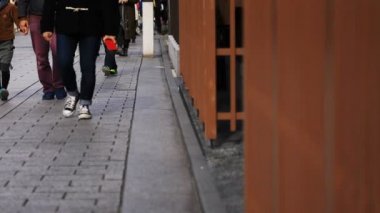 Gion Kyoto 'daki eski moda sokakta yürüyen insanlar.