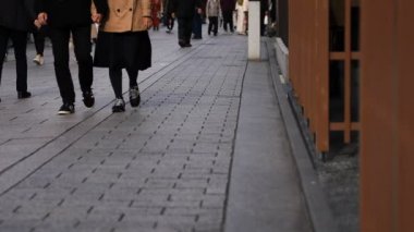 Gion Kyoto 'daki eski moda sokakta yürüyen insanlar.