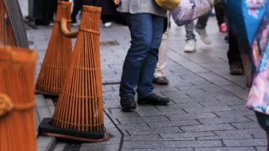 Gion Kyoto 'daki eski moda sokakta yürüyen insanlar.