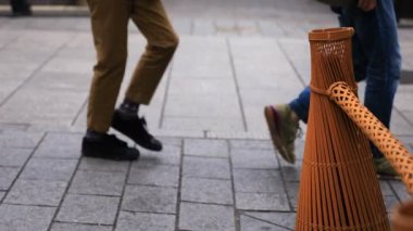 Gion Kyoto 'daki eski moda sokakta yürüyen insanlar.