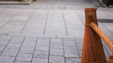 Gion Kyoto 'daki eski moda sokakta yürüyen insanlar.