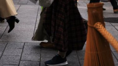 Gion Kyoto 'daki eski moda sokakta yürüyen insanlar.
