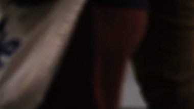 Gion Kyoto 'daki eski moda sokakta yürüyen insanlar.