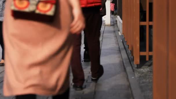 Sétáló emberek a régi vágású utcán Gion Kiotóban — Stock videók