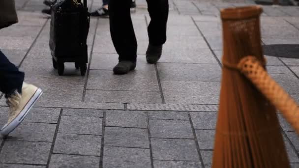 Walking ludzi na staromodnej ulicy w Gion Kioto — Wideo stockowe