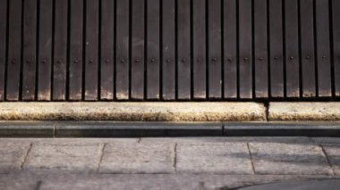 Gion Kyoto 'daki eski moda sokakta yürüyen insanlar.