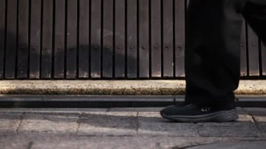 Gion Kyoto 'daki eski moda sokakta yürüyen insanlar.