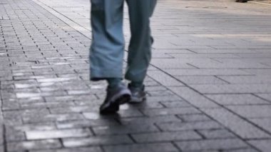 Gion Kyoto 'daki eski moda sokakta yürüyen insanlar.