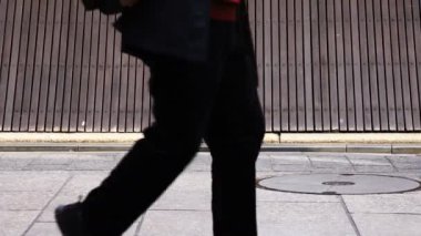 Gion Kyoto 'daki eski moda sokakta yürüyen insanlar.