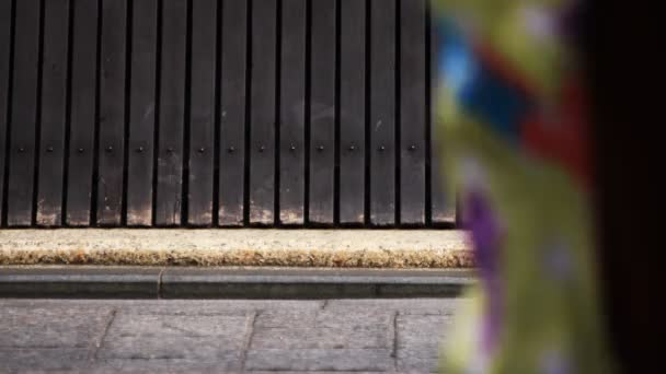 Lopende mensen op ouderwetse straat in Gion Kyoto — Stockvideo