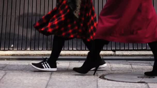 Walking människor på gammaldags gata i Gion Kyoto — Stockvideo