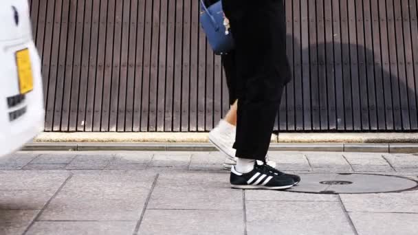 Περπάτημα άνθρωποι σε ντεμοντέ δρόμο στο Gion Κιότο — Αρχείο Βίντεο