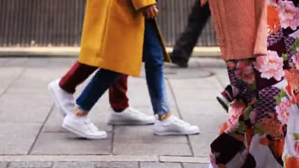 Gion Kyoto 'daki eski moda sokakta yürüyen insanlar. — Stok video