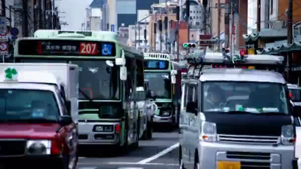 Het haasten van veel auto 's op straat timelapse in Kyoto — Stockvideo