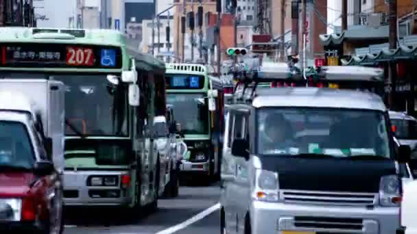 Het haasten van veel auto 's op straat timelapse in Kyoto — Stockvideo