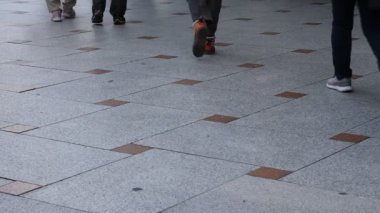 Taş Higashiyama Kyoto'da sokak üzerinde yürüyen insanlar