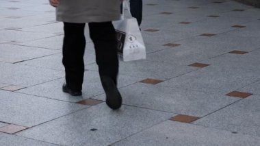 Taş Higashiyama Kyoto'da sokak üzerinde yürüyen insanlar