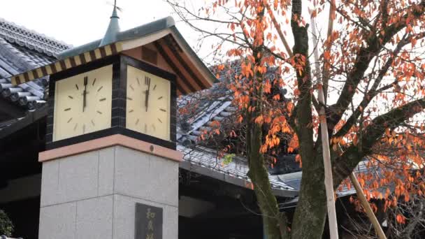 Oude ouderwetse klokkentoren bij Japanse heiligdom — Stockvideo