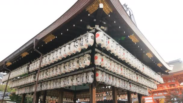 Main temple at Yasaka shrine in Higashiyama Kyoto — Stock Video