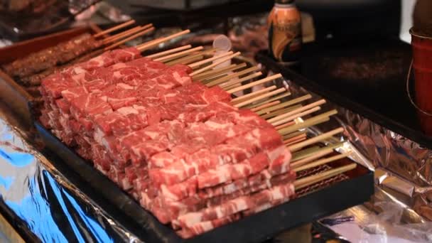 Carne en el mercado de alimentos de la feria . — Vídeos de Stock