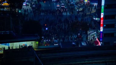 Gece zaman atlamalı geçiş Tokyo Shibuya istasyonu yakınındaki