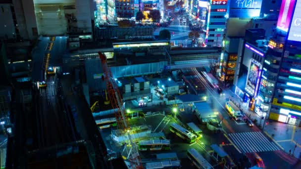 Trasferimento notturno vicino all'incrocio alla stazione di Shibuya Tokyo — Video Stock