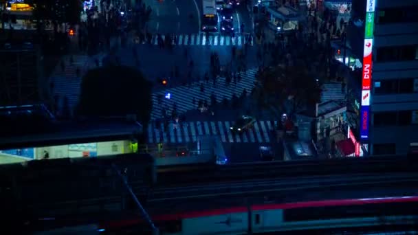 Lapso de tempo da noite perto do cruzamento na estação em Shibuya Tóquio — Vídeo de Stock