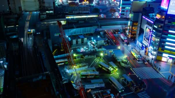 Zeitraffer in der Nacht in der Nähe des Bahnübergangs in Shibuya Tokyo — Stockvideo