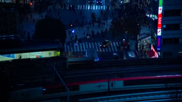 Caducidad nocturna cerca del cruce en la estación de Shibuya Tokio — Vídeo de stock