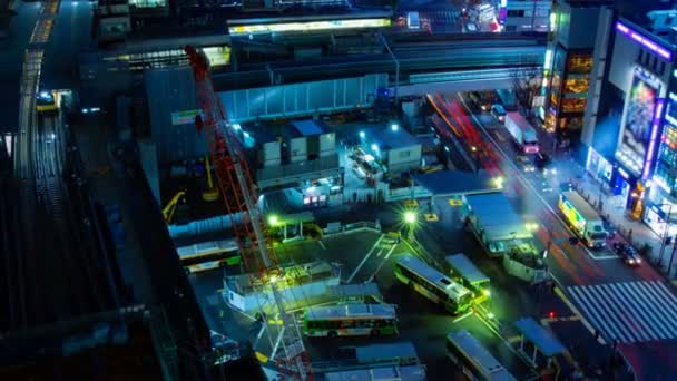 Trasferimento notturno vicino all'incrocio alla stazione di Shibuya Tokyo — Video Stock