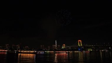 Gökkuşağı Köprüsü Odaiba Tokyo yakınlarında havai fişek