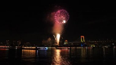 Gökkuşağı Köprüsü Odaiba Tokyo yakınlarında havai fişek