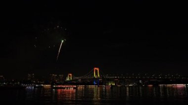 Gökkuşağı Köprüsü Odaiba Tokyo yakınlarında havai fişek