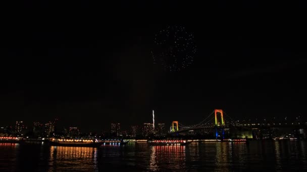 Πυροτεχνήματα κοντά στη γέφυρα ουράνιο τόξο στο Odaiba Tokyo — Αρχείο Βίντεο