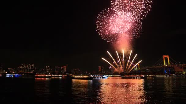 Gökkuşağı Köprüsü Odaiba Tokyo yakınlarında havai fişek — Stok video