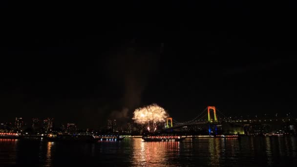 Vuurwerk in de buurt van de brug van de regenboog in Odaiba Tokyo — Stockvideo