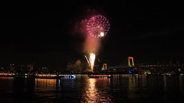 Tűzijáték: Odaiba Tokyo szivárvány híd közelében — Stock videók